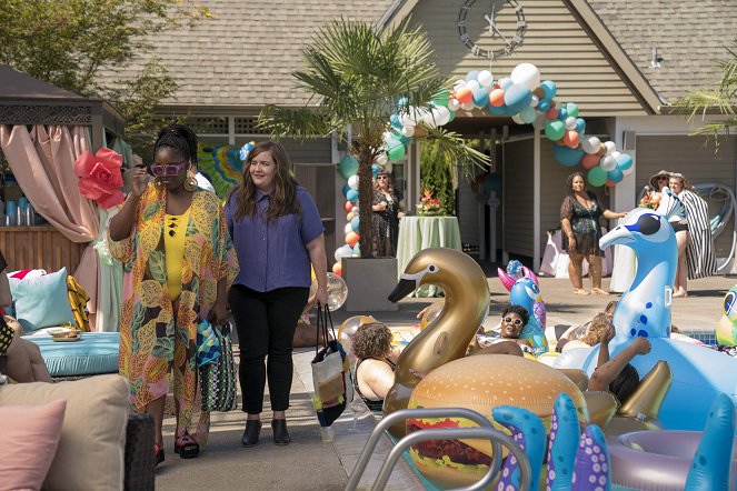 Shrill - Pool Party - Film - Lolly Adefope, Aidy Bryant