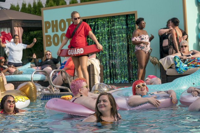Shrill - Pool Party - Film - Aidy Bryant