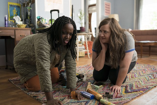 Shrill - Article - Filmfotók - Lolly Adefope, Aidy Bryant