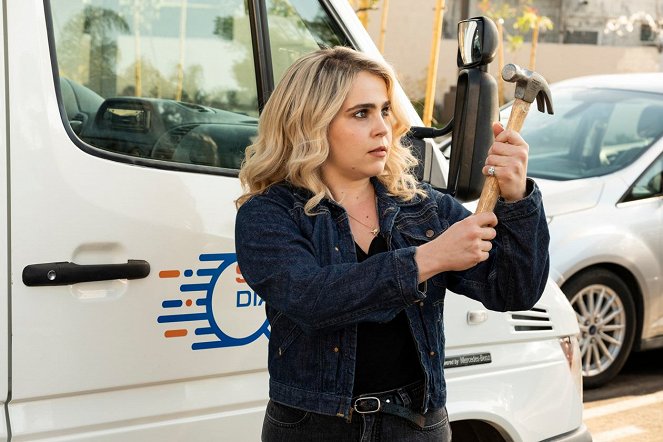 Good Girls - I'd Rather Be Crafting - Photos - Mae Whitman