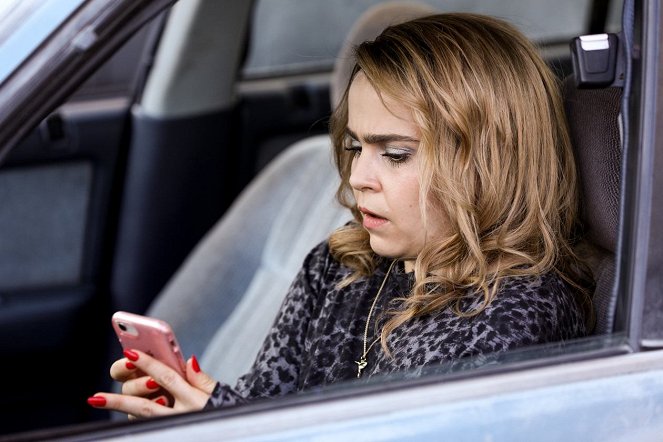 Good Girls - You Have Reached the Voicemail of Leslie Peterson - Van film - Mae Whitman