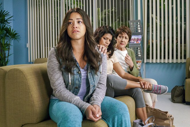Jane the Virgin - Season 3 - Chapter Forty-Five - Photos - Gina Rodriguez, Andrea Navedo, Ivonne Coll