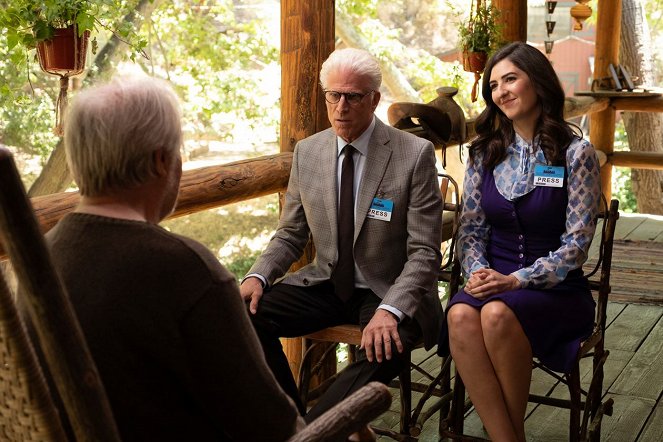 The Good Place - Don't Let The Good Life Pass You By - Photos - Ted Danson, D'Arcy Carden