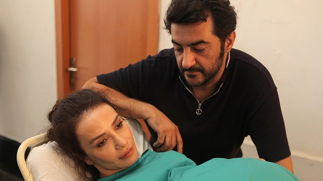 Bir Aile Hikayesi - Season 1 - Episode 1 - Photos - Songül Öden, Celil Nalçakan