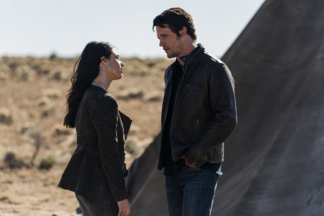 Roswell: New Mexico - Songs About Texas - Filmfotók - Jeanine Mason, Nathan Parsons