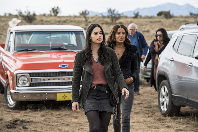 Roswell, New Mexico - Songs About Texas - Van film - Jeanine Mason, Heather Hemmens