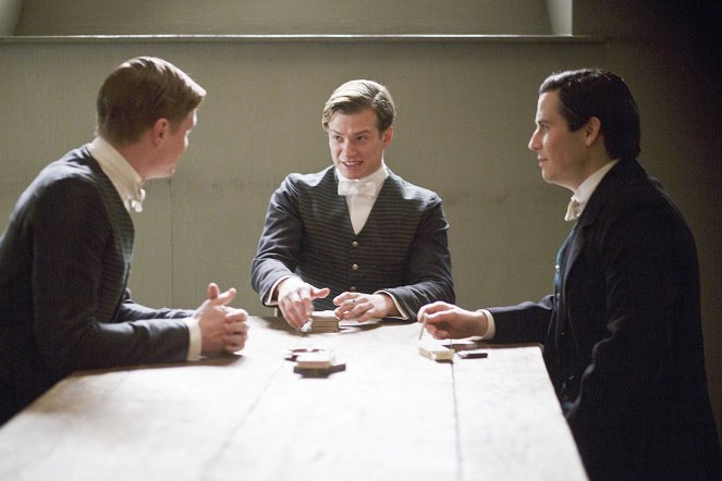 Downton Abbey - Season 4 - Schatten des Todes - Filmfotos - Ed Speleers, Robert James-Collier