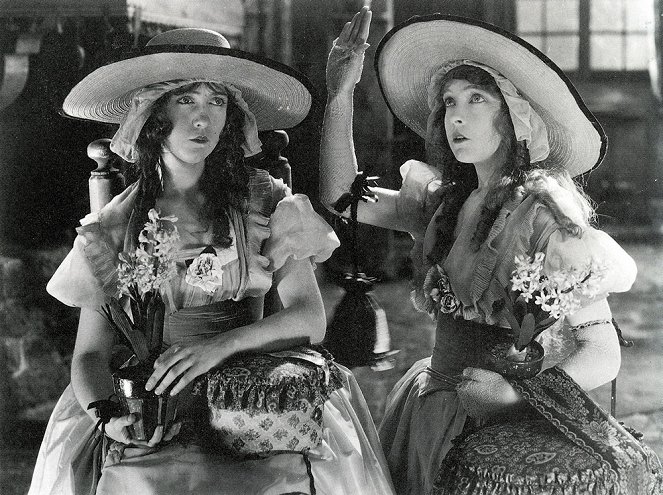 Zwei Waisen im Sturm - Filmfotos - Dorothy Gish, Lillian Gish