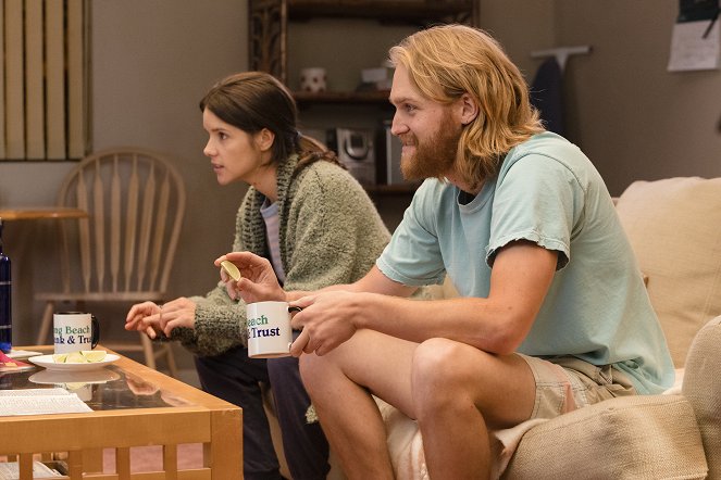 Lodge 49 - Moments of Truth in Service - Filmfotos - Sonya Cassidy, Wyatt Russell