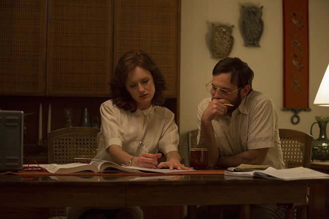 Halt and Catch Fire - High Plains Hardware - Filmfotos - Kerry Bishé, Scoot McNairy