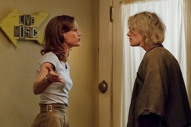 Halt and Catch Fire - SETI - Photos - Kerry Bishé, Mackenzie Davis