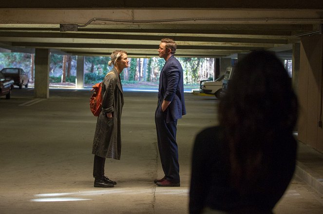 Halt and Catch Fire - Season 2 - Extract and Defend - Photos - Mackenzie Davis, Lee Pace