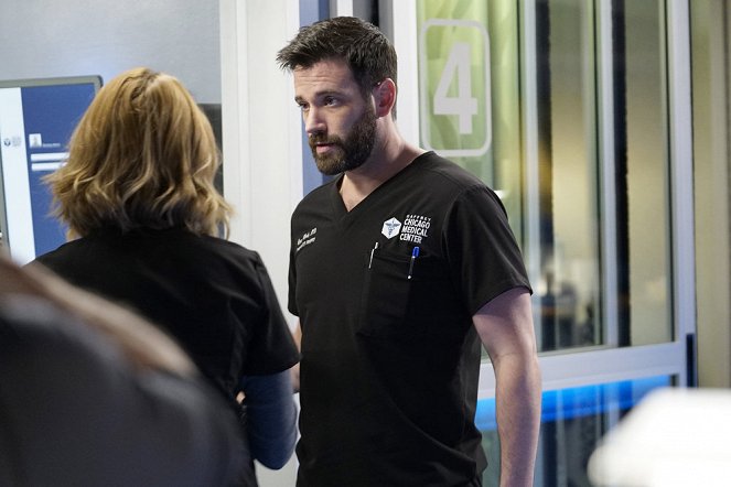 Chicago Med - The Space Between Us - Van film - Colin Donnell