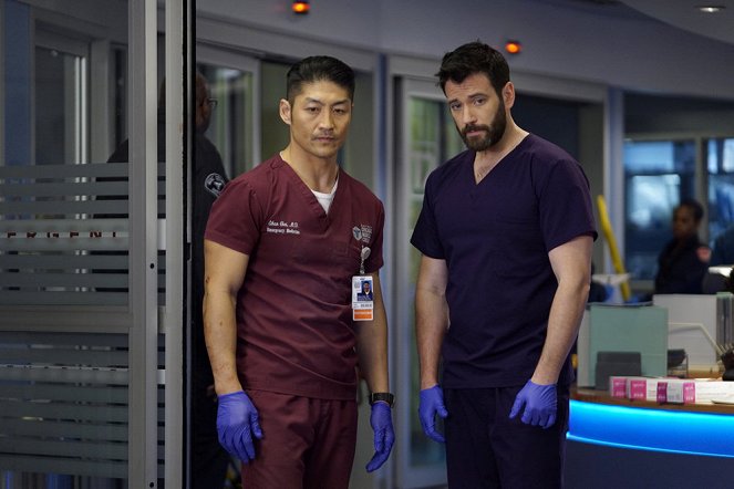 Chicago Med - The Space Between Us - Van film - Brian Tee, Colin Donnell