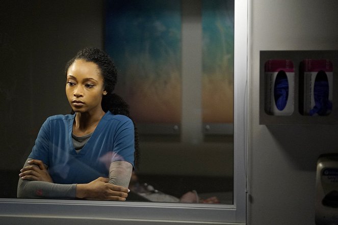 Chicago Med - The Space Between Us - Photos - Yaya DaCosta