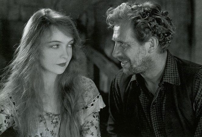 Země věčného cyklónu - Z filmu - Lillian Gish, Lars Hanson