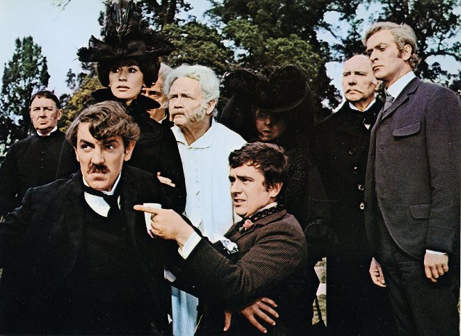 Letzte Grüße von Onkel Joe - Filmfotos - John Tatum, Peter Cook, Nanette Newman, John Mills, Irene Handl, Dudley Moore, Ralph Richardson, Michael Caine