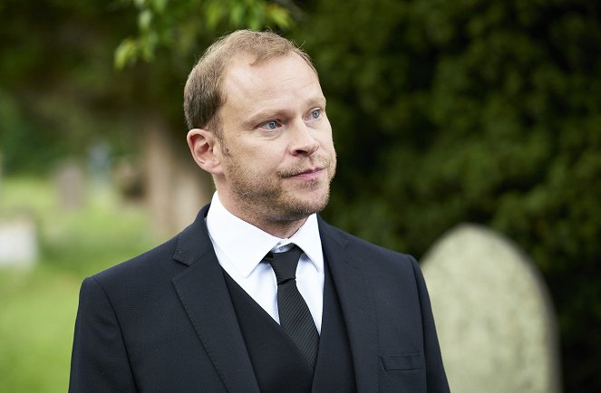 Back - Season 1 - Episode 1 - Photos - Robert Webb