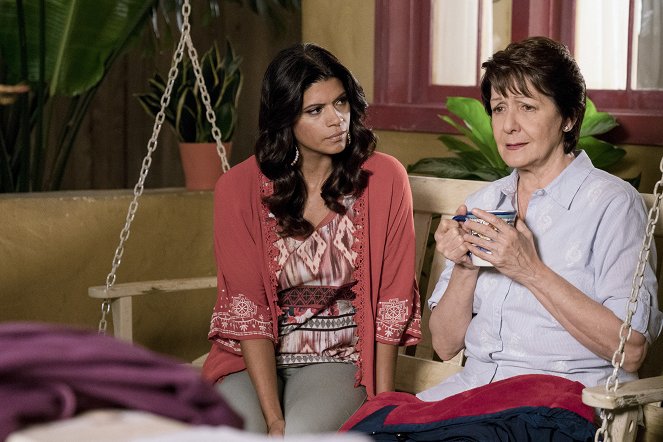 Jane the Virgin - Chapter Fifty - Photos - Andrea Navedo, Ivonne Coll