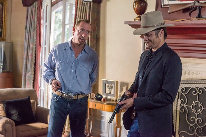 Justified - Season 5 - The Kids Aren't All Right - Photos - Jere Burns, Timothy Olyphant