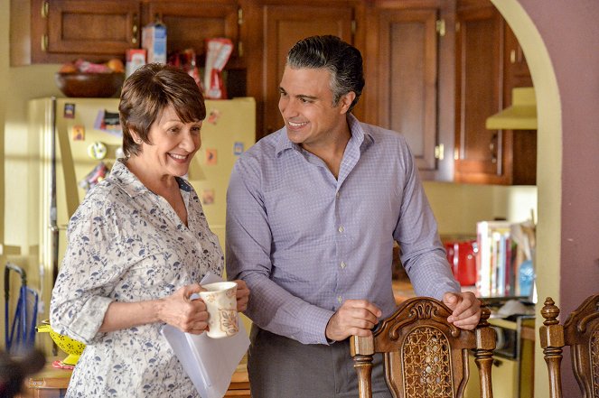 Jane the Virgin - Chapter Fifty-Two - Photos - Ivonne Coll, Jaime Camil