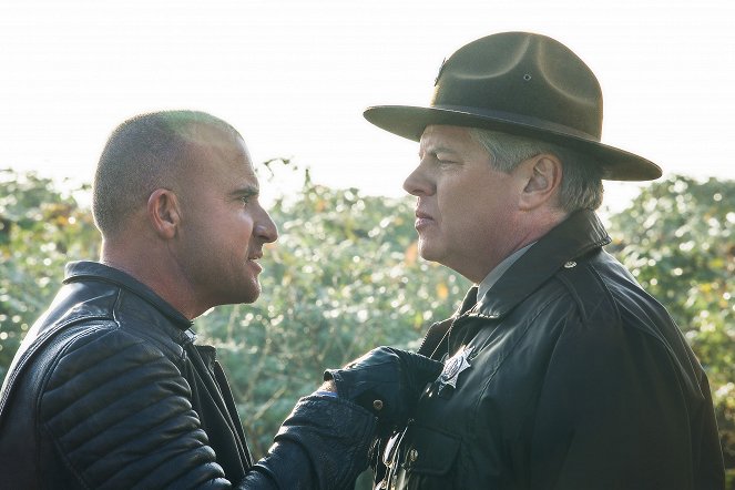 Legends of Tomorrow - The Getaway - Photos - Dominic Purcell, Tom Wilson