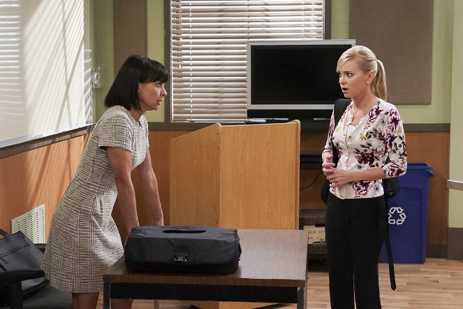 Mom - Ambulance Chasers and a Babbling Brook - Photos - Constance Zimmer, Anna Faris
