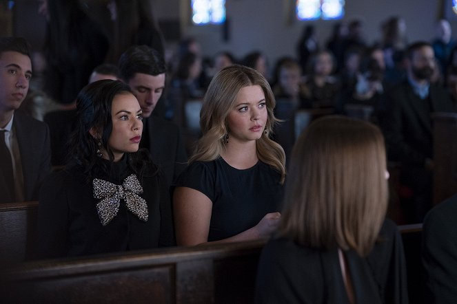 Pretty Little Liars: The Perfectionists - Sex, Lies and Alibis - Photos - Janel Parrish, Sasha Pieterse
