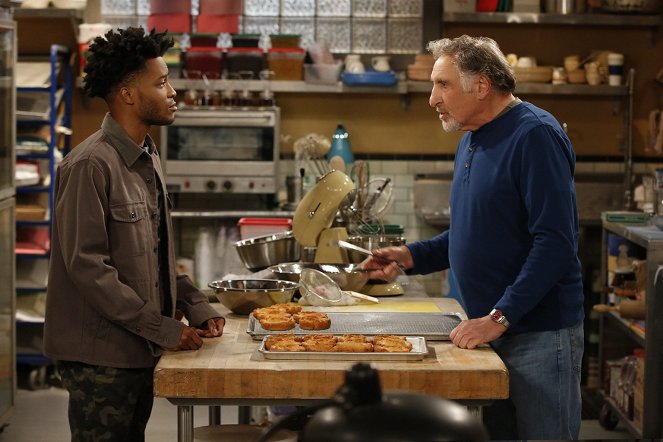 Superior Donuts - Secrets and Spies - De la película - Jermaine Fowler, Judd Hirsch