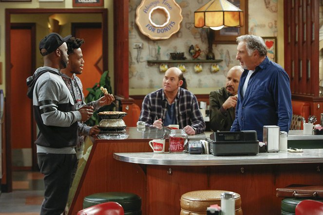 Superior Donuts - Secrets and Spies - Photos - Jermaine Fowler, David Koechner, Maz Jobrani, Judd Hirsch