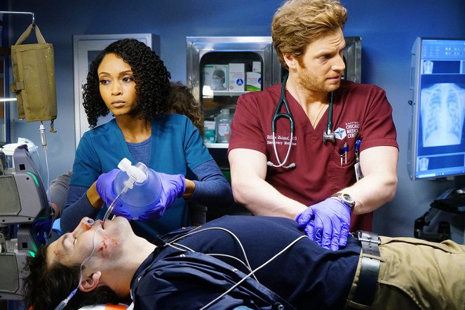 Nemocnice Chicago Med - Série 4 - Tell Me the Truth - Z filmu - Yaya DaCosta, Nick Gehlfuss