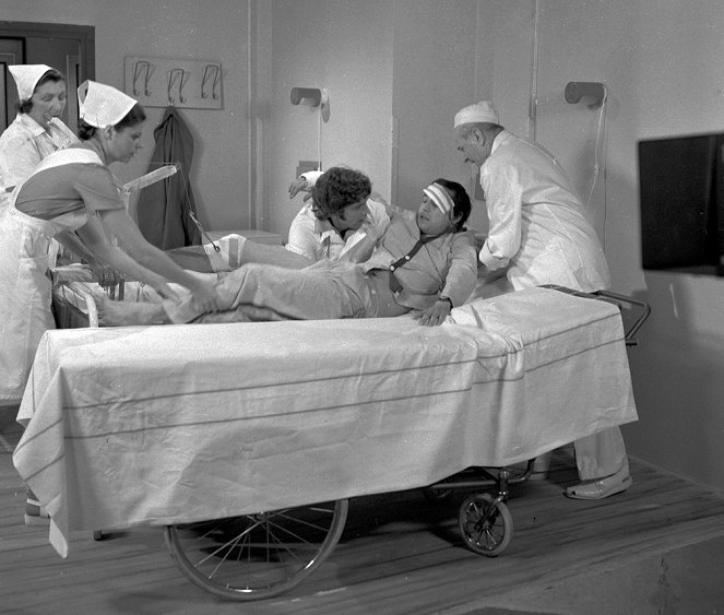 Das Krankenhaus am Rande der Stadt - Der Konflikt - Filmfotos - Nina Popelíková, Andrea Čunderlíková, Viktor Preiss, Josef Beyvl