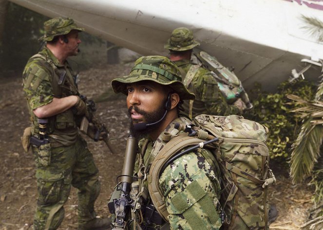 SEAL Team - Dreck, Dreck, Gucci - Filmfotos - Neil Brown Jr.