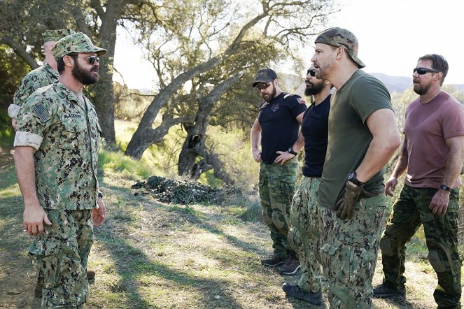 SEAL Team - Season 2 - Paradise Lost - Photos - Judd Lormand, A. J. Buckley, David Boreanaz, Tyler Grey