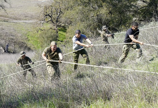 SEAL Team - Season 2 - Paradise Lost - Photos - David Boreanaz, Max Thieriot, Neil Brown Jr.