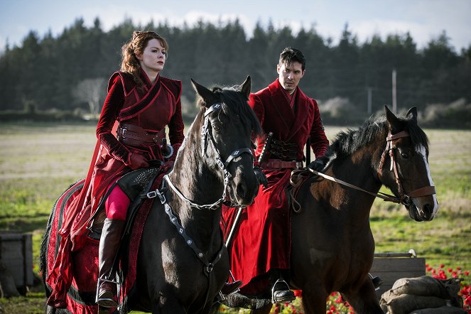 Into the Badlands - Krev Fénixe, pírko havraní - Z filmu - Emily Beecham, Lewis Tan