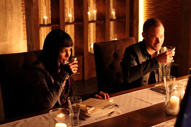 Lost Girl - Table for Fae - Photos - Ksenia Solo, Aaron Ashmore