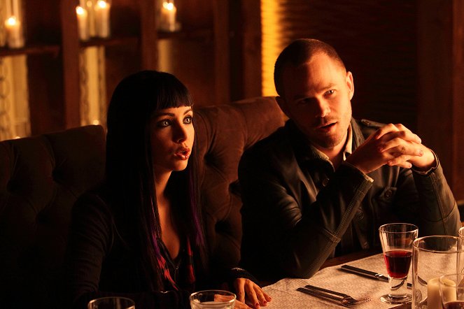 Lost Girl - Table for Fae - Photos - Ksenia Solo, Aaron Ashmore