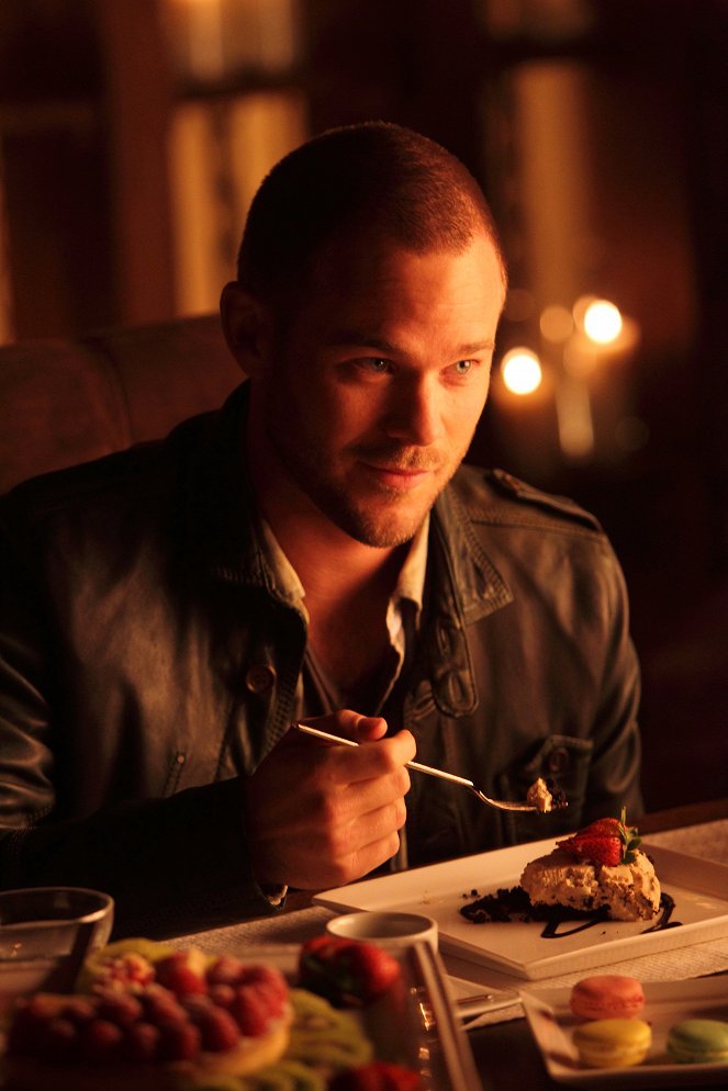 Lost Girl - Table for Fae - Van film - Aaron Ashmore