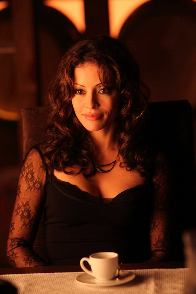 Lost Girl - Table for Fae - Photos - Emmanuelle Vaugier