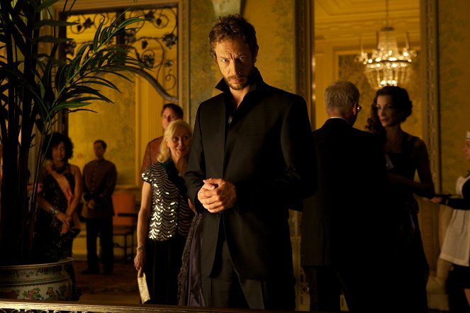 Lost Girl - The Girl Who Fae'd with Fire - De la película - Kris Holden-Ried