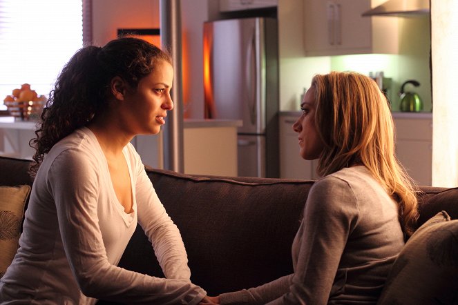 Lost Girl - Truth and Consequences - Photos - Athena Karkanis, Zoie Palmer