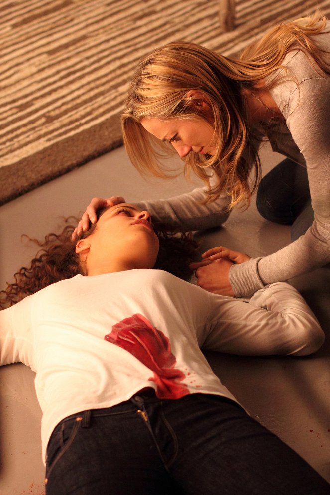 Lost Girl - Season 2 - Truth and Consequences - Photos - Athena Karkanis, Zoie Palmer