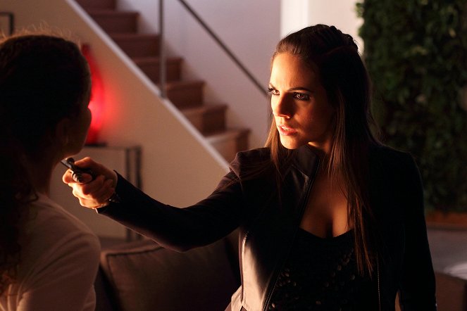 Lost Girl - Truth and Consequences - Photos - Anna Silk