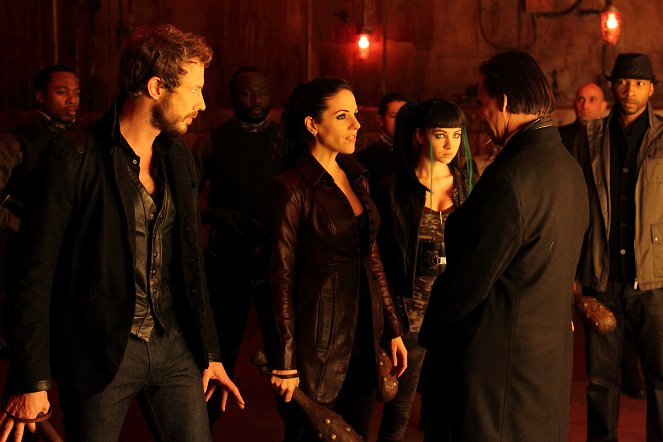 Lost Girl - Lachlan's Gambit - Photos - Kris Holden-Ried, Anna Silk, Ksenia Solo, K.C. Collins
