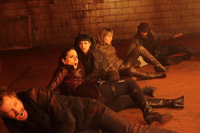 Lost Girl - Season 2 - Lachlan's Gambit - Photos - Kris Holden-Ried, Anna Silk, Ksenia Solo, Lina Roessler, K.C. Collins