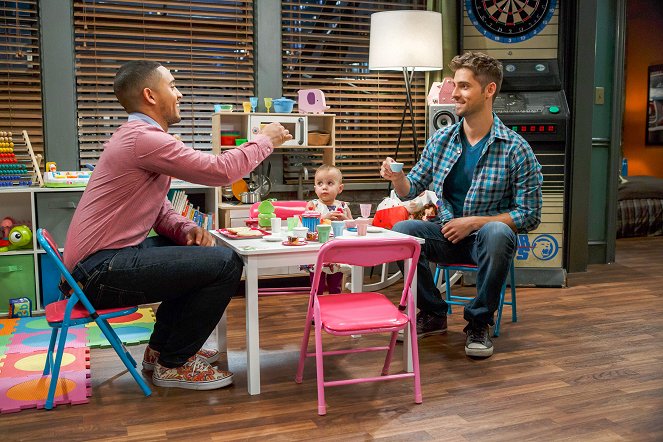 Baby Daddy - An Officer and a Gentle Ben - Photos