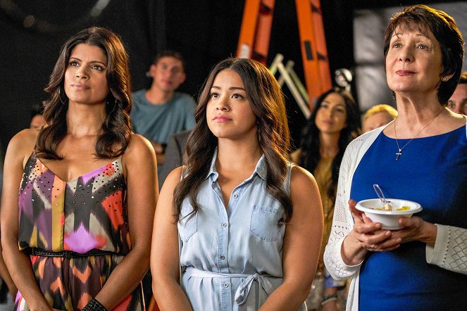 Jane the Virgin - Chapter Fifty-Three - Photos - Andrea Navedo, Gina Rodriguez, Ivonne Coll