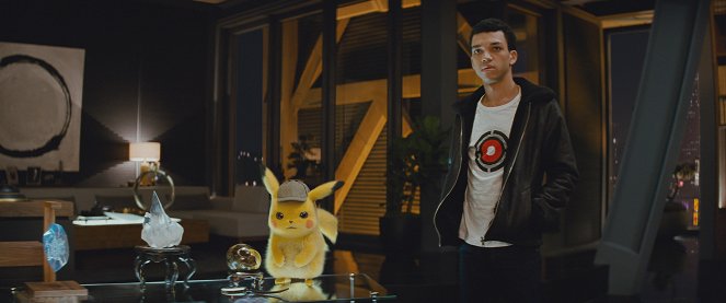 Pokémon - Pikachu a detektív - Filmfotók - Justice Smith