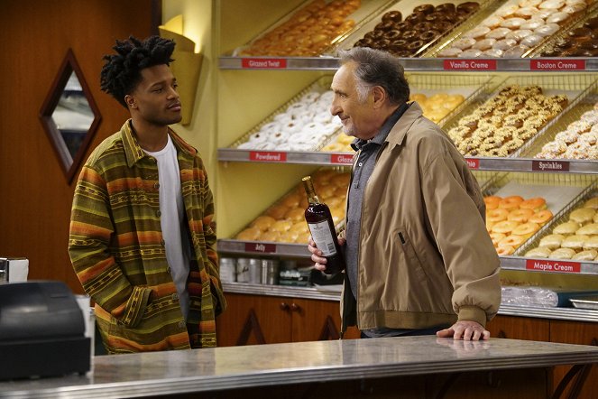Superior Donuts - The Chicago Way - Photos - Jermaine Fowler, Judd Hirsch